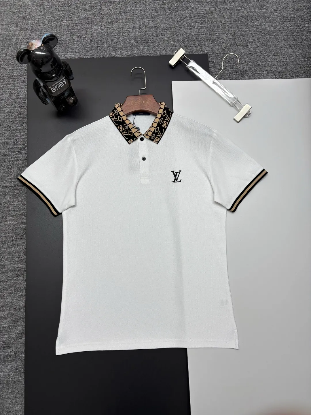 🅿️210 LV Louis Vuitton's new embroidered Polo shirt. Original fabric. Official same style. Made of 210 grams of pure cotton pique fabric, customized in the same vat dyeing fabric. It feels very comfortable and smooth. The version is quite wide and stylish. Produced by a first-line brand factory. Imported Behringer embroidery machine. The embroidery is full and textured. The collar rib is woven with imported yarn. It will not deform after long-term wear. The latest style for spring and summer. Fashionable and individual. Super versatile and good-looking. It is very suitable for both men and women. A must-have item. Color: black, white, apricot, royal blue. Size: M-XXXL